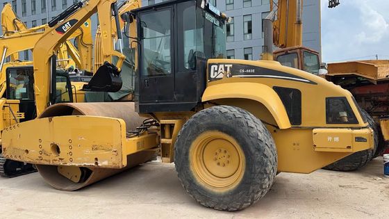 رنگ اصلی استفاده شده Caterpillar CS-683E تک درام رولر جاده ای در وضعیت عالی